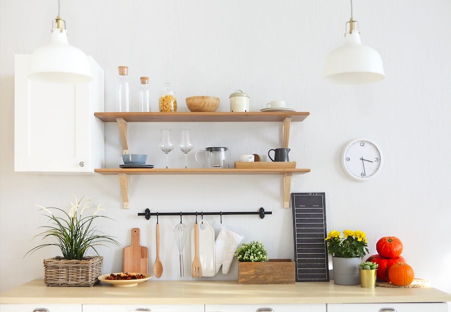 Ingerichte planken met keuken gerei