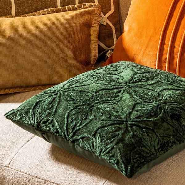 Kussen Amar mountain view 45x45cm op de sofa