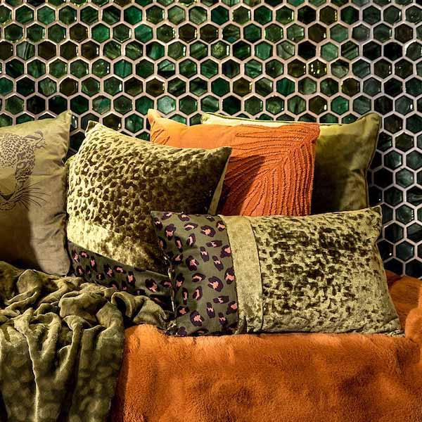 Kussen Bailey chive 50x30cm in de woonkamer op de bank