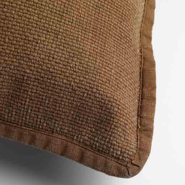 Kussen Bowie tobacco brown 45x45cm hoekdetail