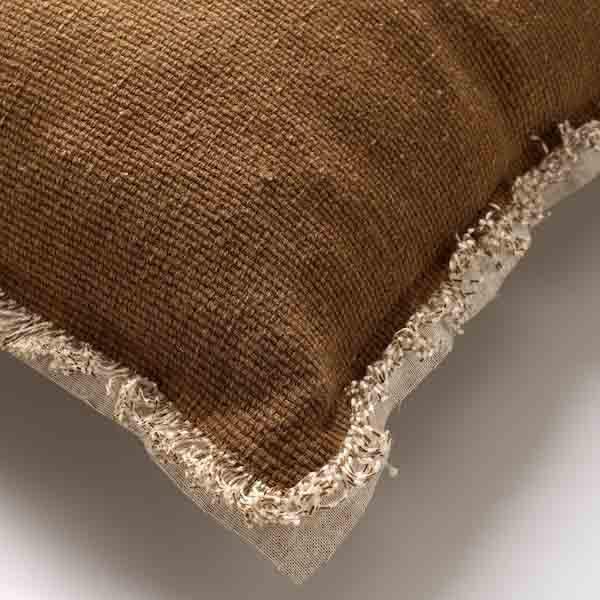 Kussen Burto tobacco brown 45x45cm hoekdetail