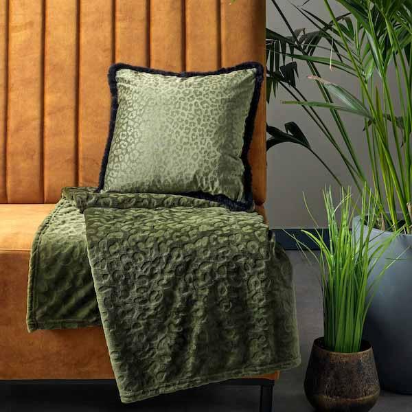 Kussen Cheeta chive 45x45cm op de bank