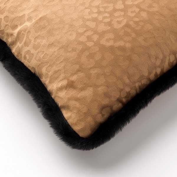 Kussen Cheeta tobacco brown 45x45cm hoekdetail