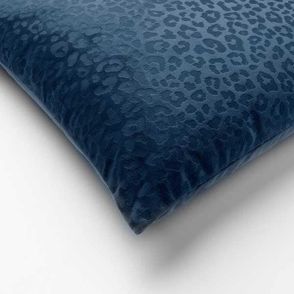 Kussen Chessy insignia blue 45x45cm detail hoek