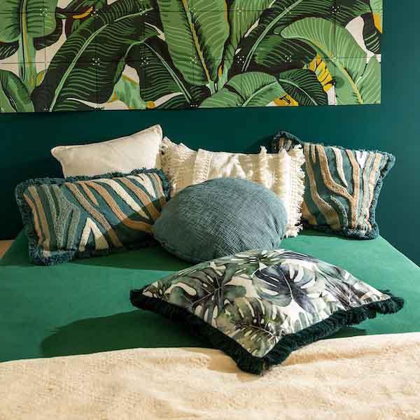 Kussen Fauna chive 45x45cm op bed in de slaapkamer