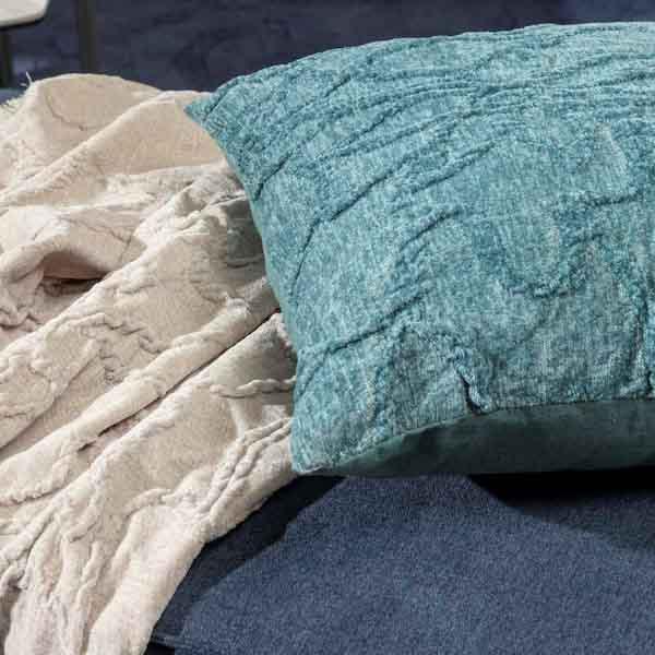 Kussen Flora sagebrush green 45x45cm op bed in de slaapkamer