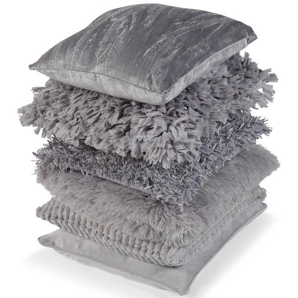 Kussen Fluffy lichtgrijs 45x45cm op stapel met kussens