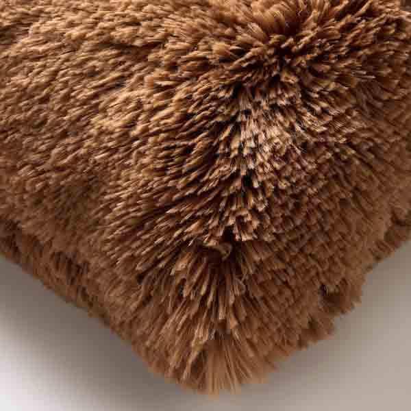 Kussen Fluffy tobacco brown 45x45cm hoekdetail