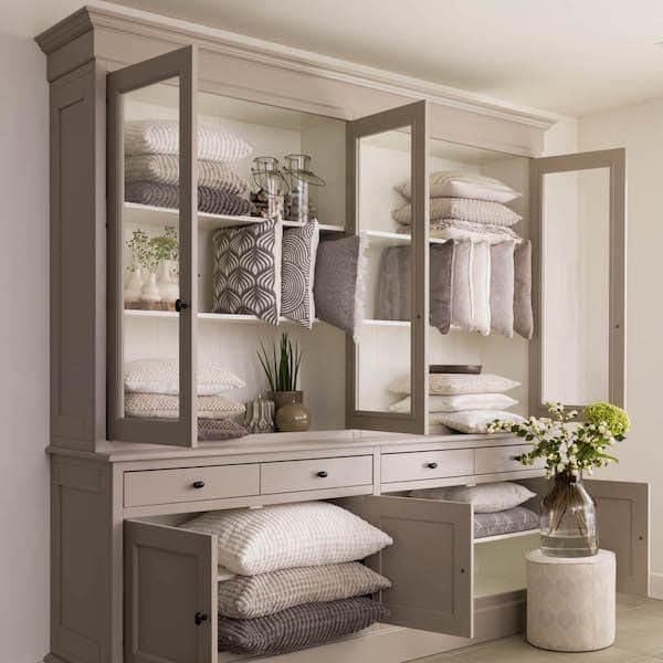 Kussen Ingrid taupe 45x45cm in kast