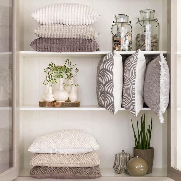 Kussen Ingrid taupe 45x45cm op plank