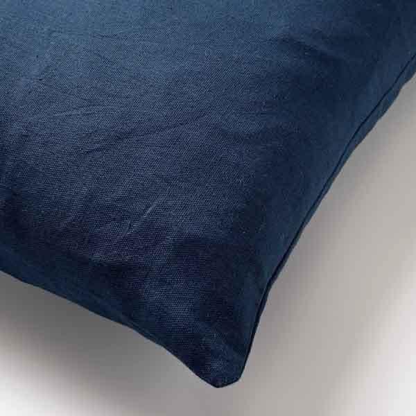 Kussen James insignia blue 45x45cm hoekdetail