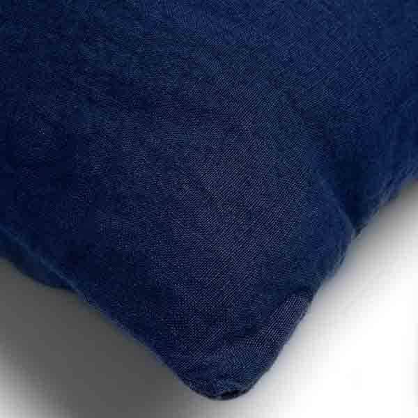 Kussen Linn insignia blue 45x45cm hoekdetail