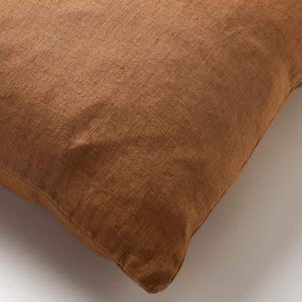 Kussen Linn tobacco brown 45x45cm hoekdetail