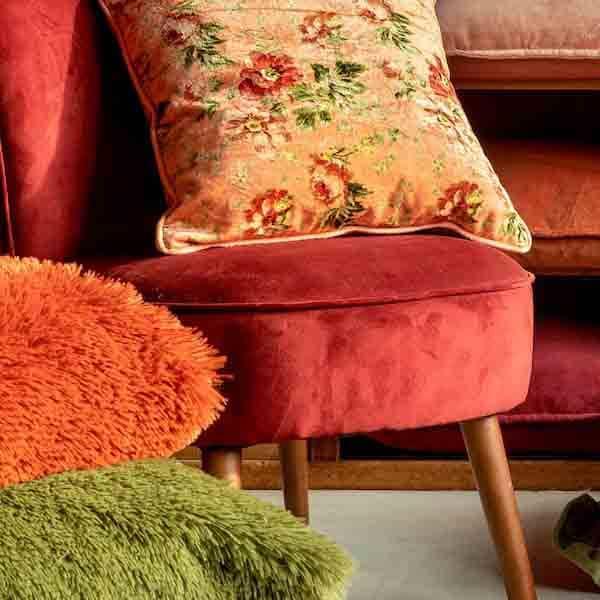 Kussen Meis dusty pink 45x45cm op een stoel