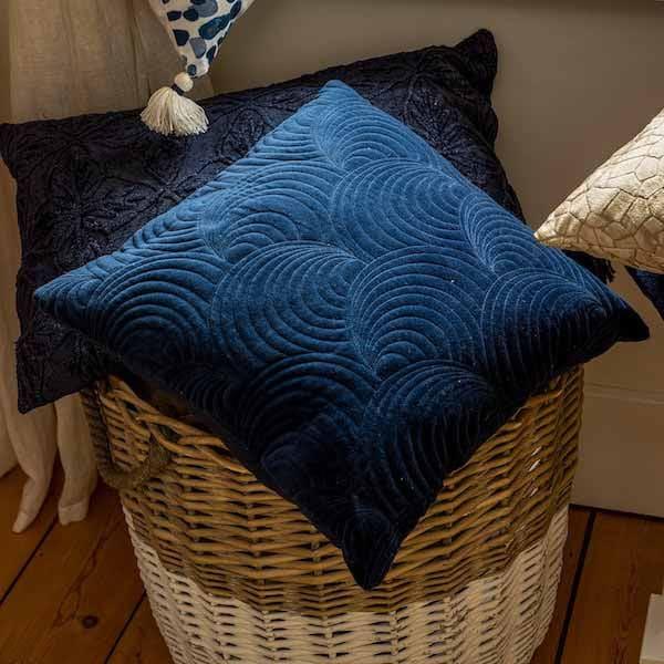 Kussen Moon insignia blue 45x45cm als sier in boho mand