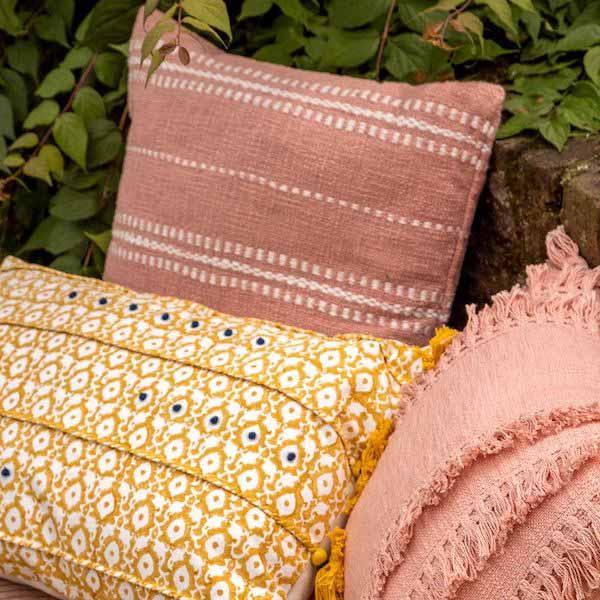 Kussen Riza muted clay 45x45cm op terras