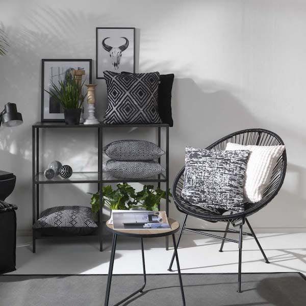 Kussen Rome ivoor 45x45cm op de stoel
