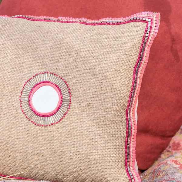 Kussen Spiegel Jute naturel-roze 64x34cm op de bank