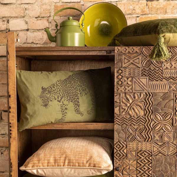 Kussen Sula chive 50x30cm in antieke kast