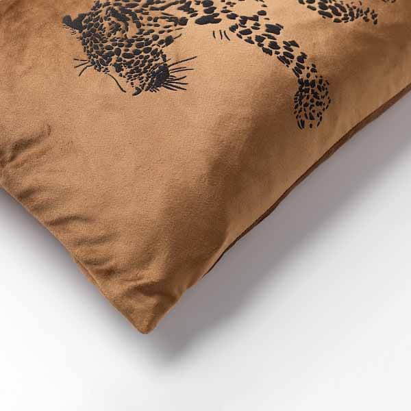 Kussen Sula tobacco brown 50x30cm hoekdetail