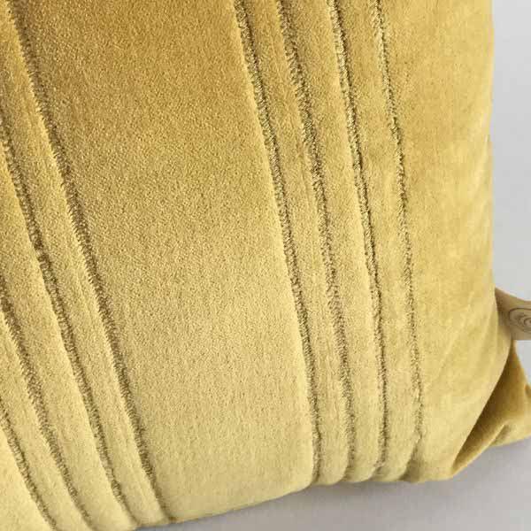 Kussen Velours oker goud 50x30cm detail stiksels
