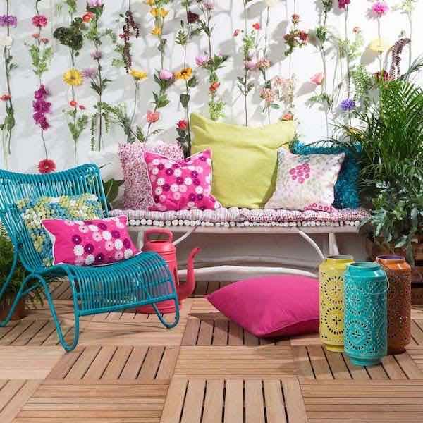 Kussen Vuela fuchsia 45x45cm op terras