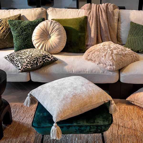 Kussen Zaya chive 45x45cm op de bank