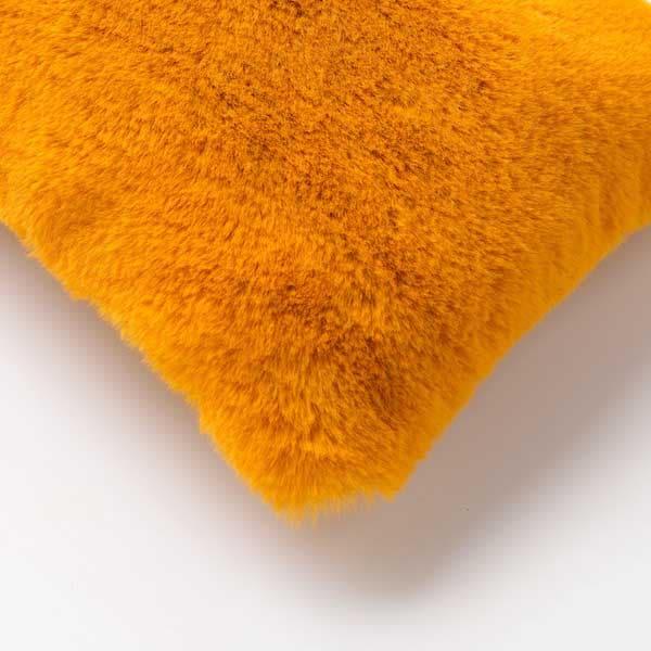 Kussen Zaya golden glow 50x30cm hoekdetail