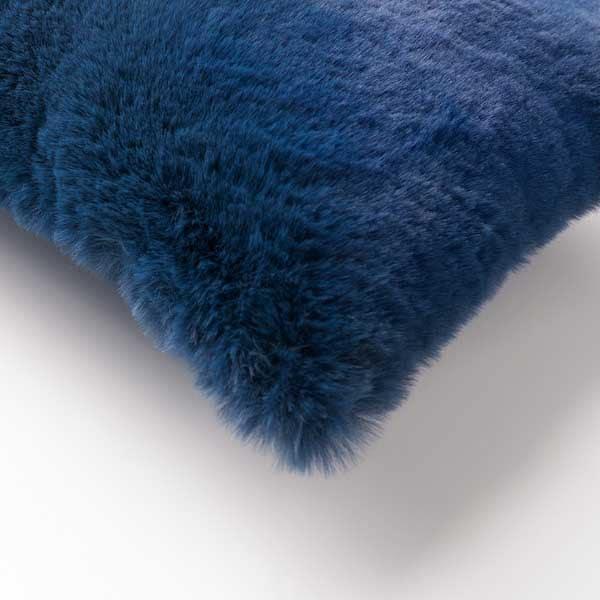 Kussen Zaya insignia blue 50x30cm hoekdetail
