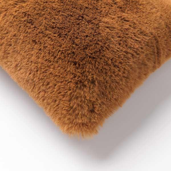 Kussen Zaya tobacco brown 50x30cm hoekdetail