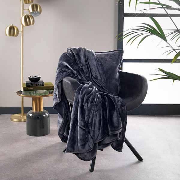 Plaid Billy charcoal gray 200x150cm op de stoel