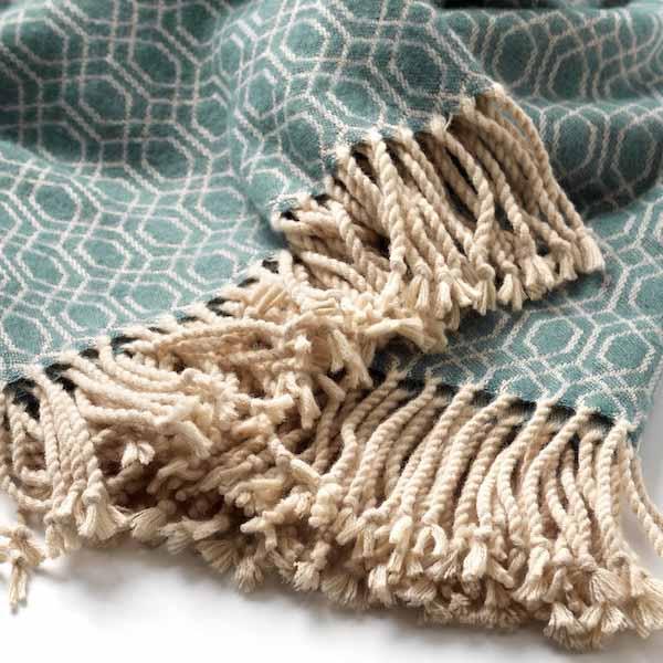 Plaid Elodie sagebrush green 180x140cm sfeer