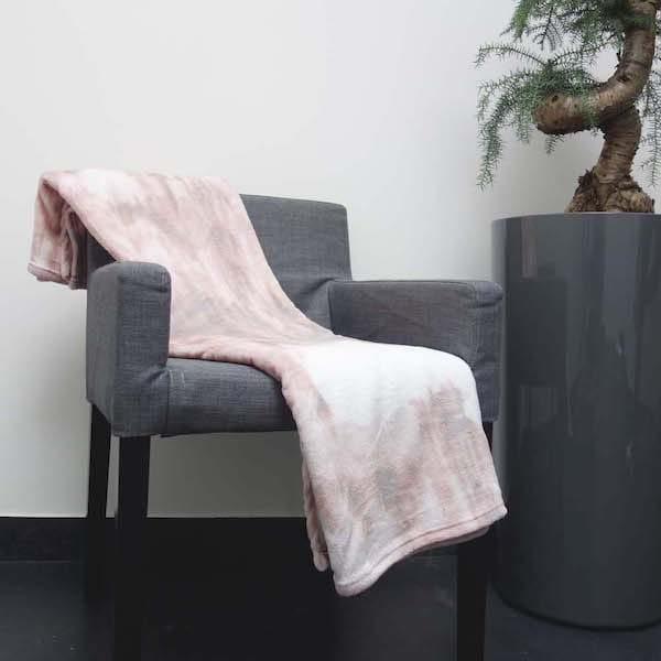 Plaid Imtex roze 180x130cm over stoel