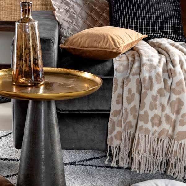 Plaid Jolie pumice stone 180x140cm op een bankstel