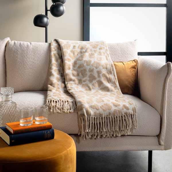 Plaid Jolie pumice stone 180x140cm over de bank