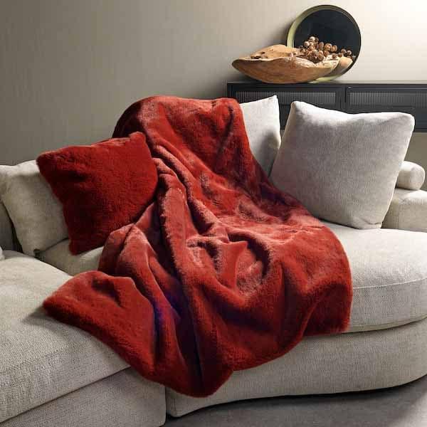 Plaid Zinzi merlot 180x140cm op de bank